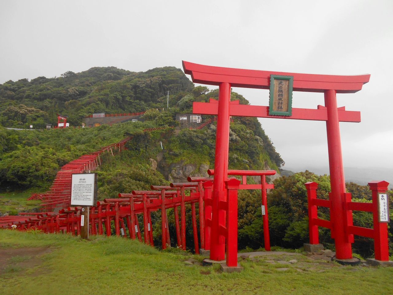 Ngôi đền ven biển có 123 cánh cổng đỏ rực ở Nhật Bản 1